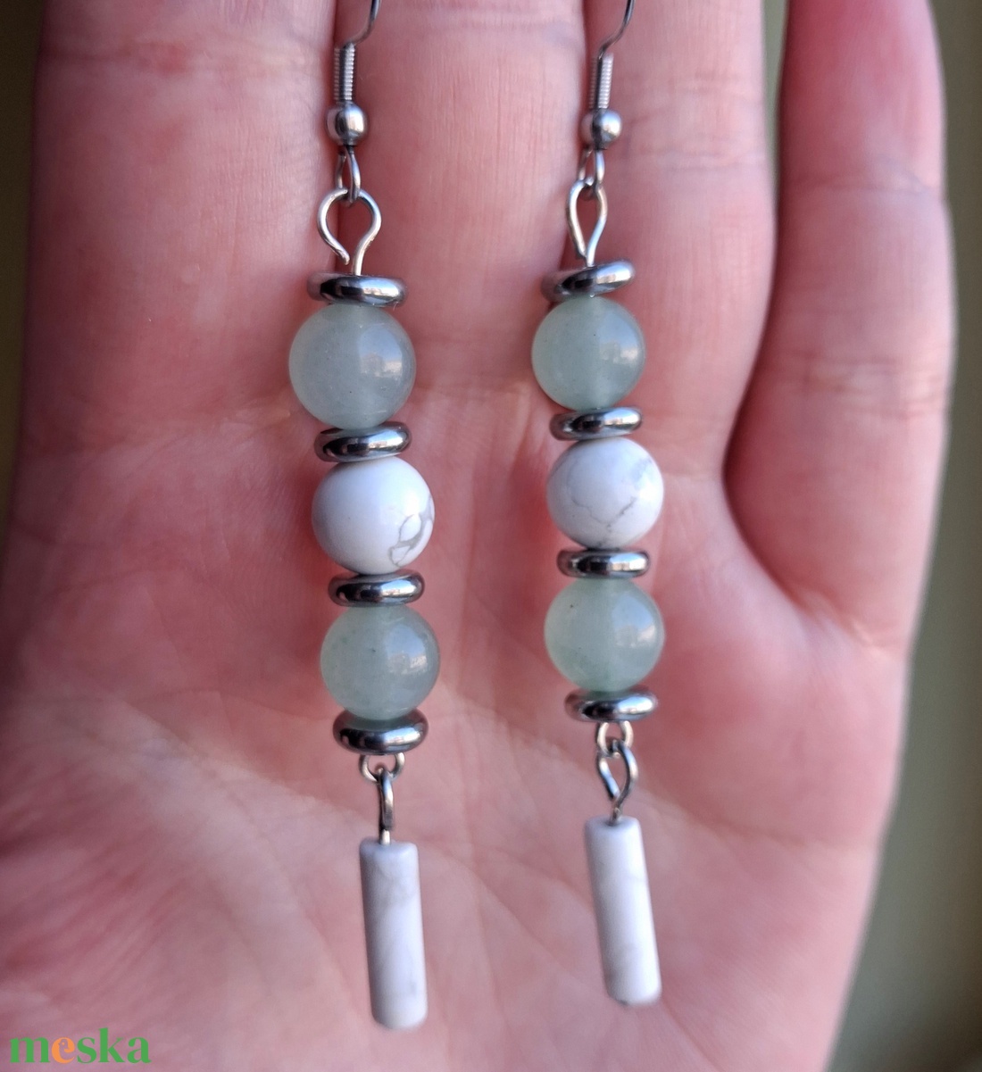 Zöld aventurin és howlit ásvány fülbevaló - ékszer - fülbevaló - lógó fülbevaló - Meska.hu