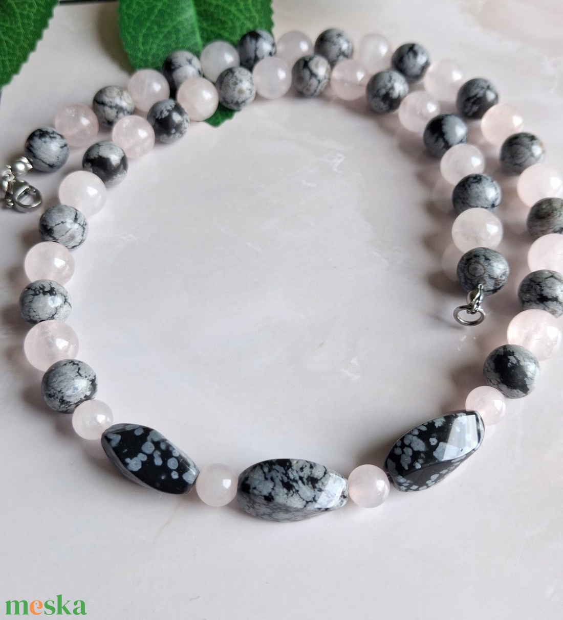Ásvány nyaklánc- rózsakvarc és hópehely obszidián - ékszer - nyaklánc - gyöngyös nyaklánc - Meska.hu