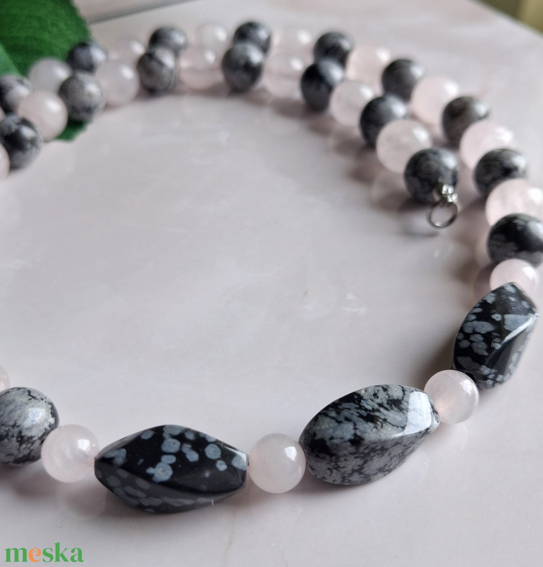 Ásvány nyaklánc- rózsakvarc és hópehely obszidián - ékszer - nyaklánc - gyöngyös nyaklánc - Meska.hu
