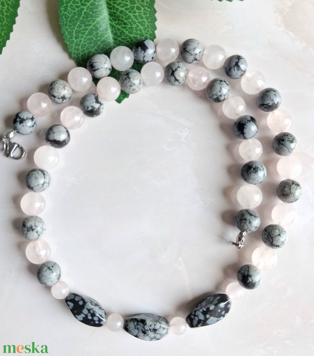 Ásvány nyaklánc- rózsakvarc és hópehely obszidián - ékszer - nyaklánc - gyöngyös nyaklánc - Meska.hu