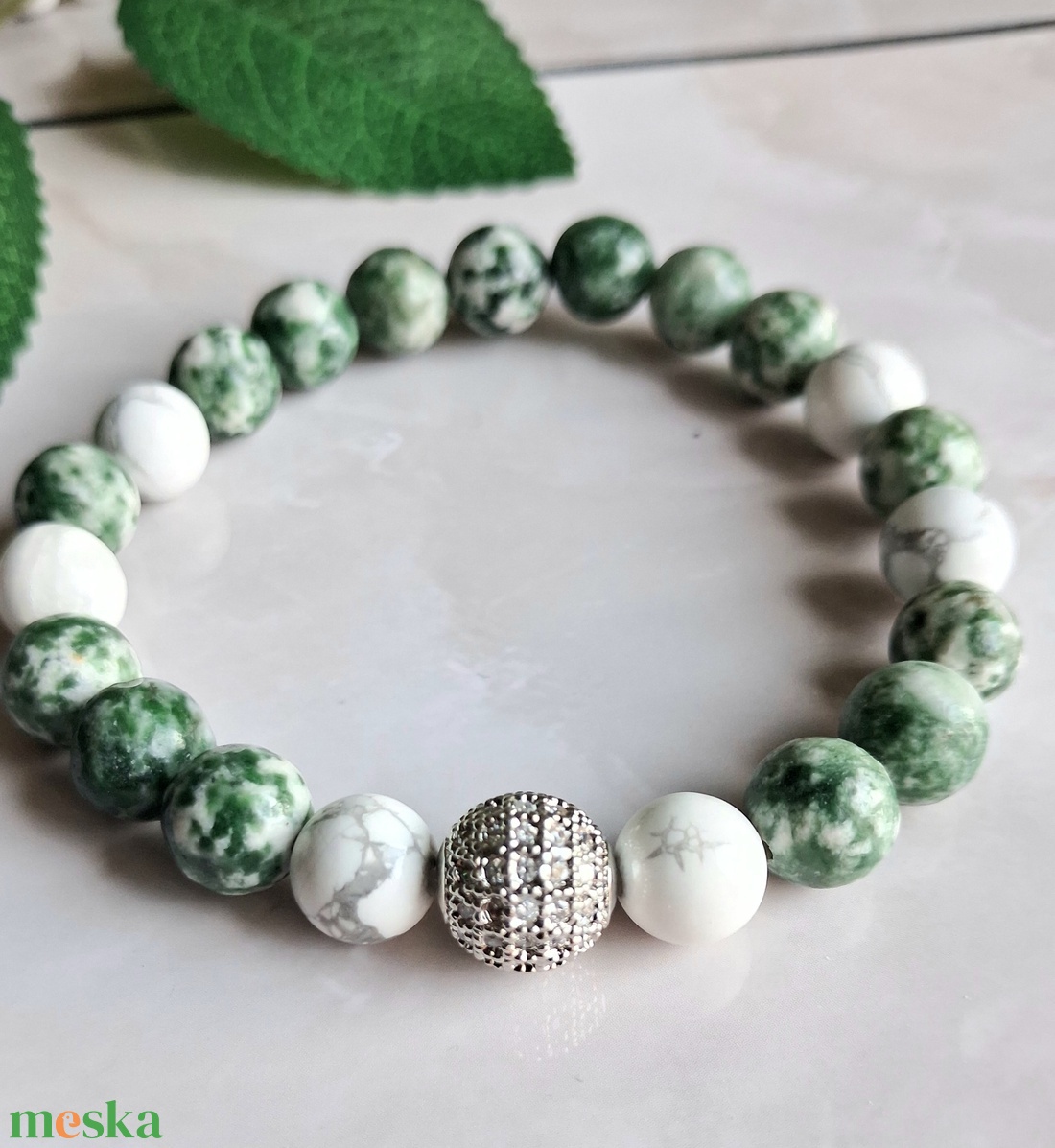 Zöld foltos jáspis ásvány karkötő howlittal és cirkóniás gömbbel - ékszer - karkötő - ásványkarkötő - Meska.hu