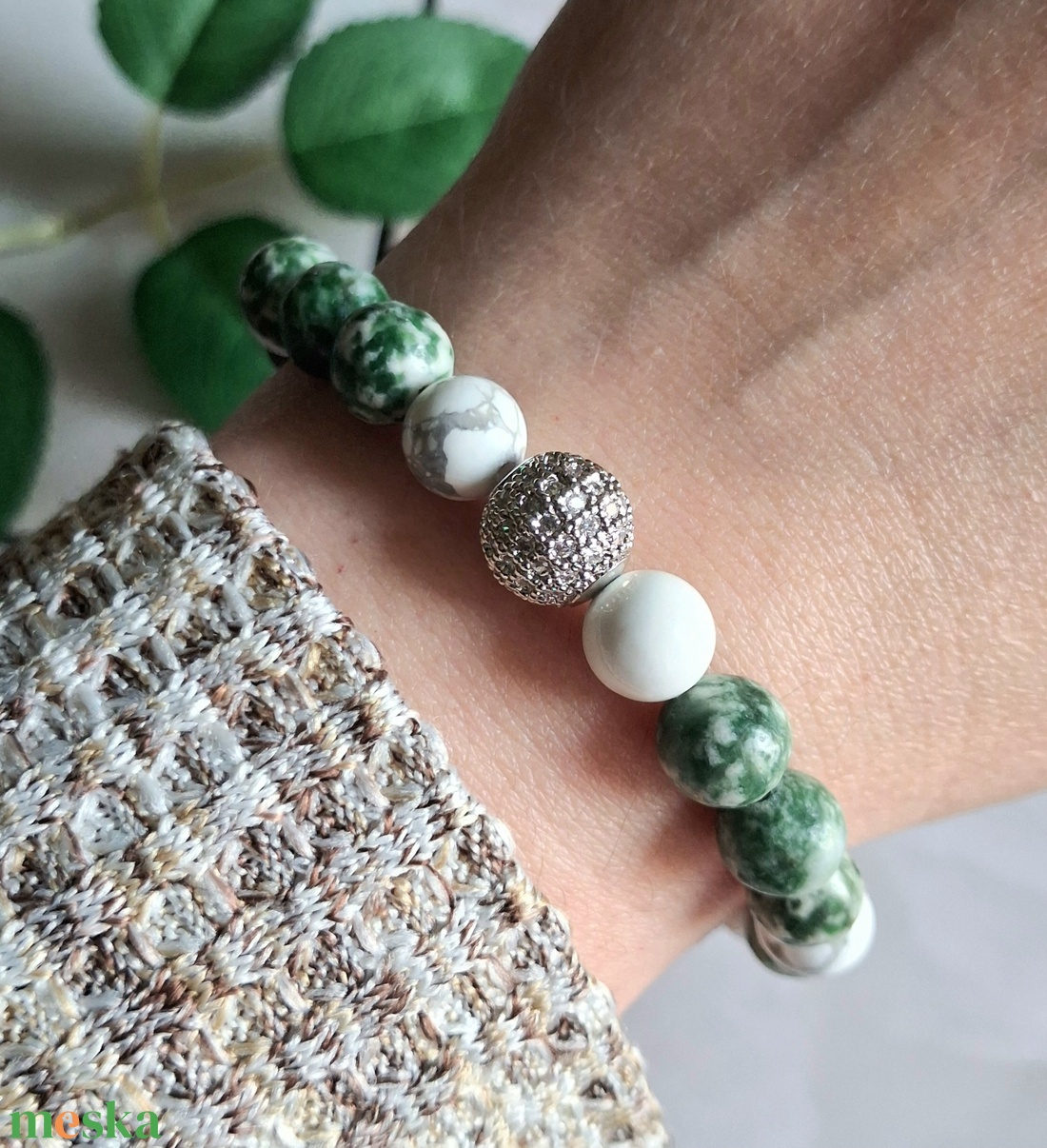 Zöld foltos jáspis ásvány karkötő howlittal és cirkóniás gömbbel - ékszer - karkötő - ásványkarkötő - Meska.hu