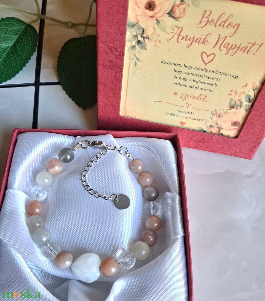 Anyák napi ajándék: ásvány karkötő díszdobozban, kísérőkártyával- holdkő és hegyikristály - ékszer - karkötő - ásványkarkötő - Meska.hu