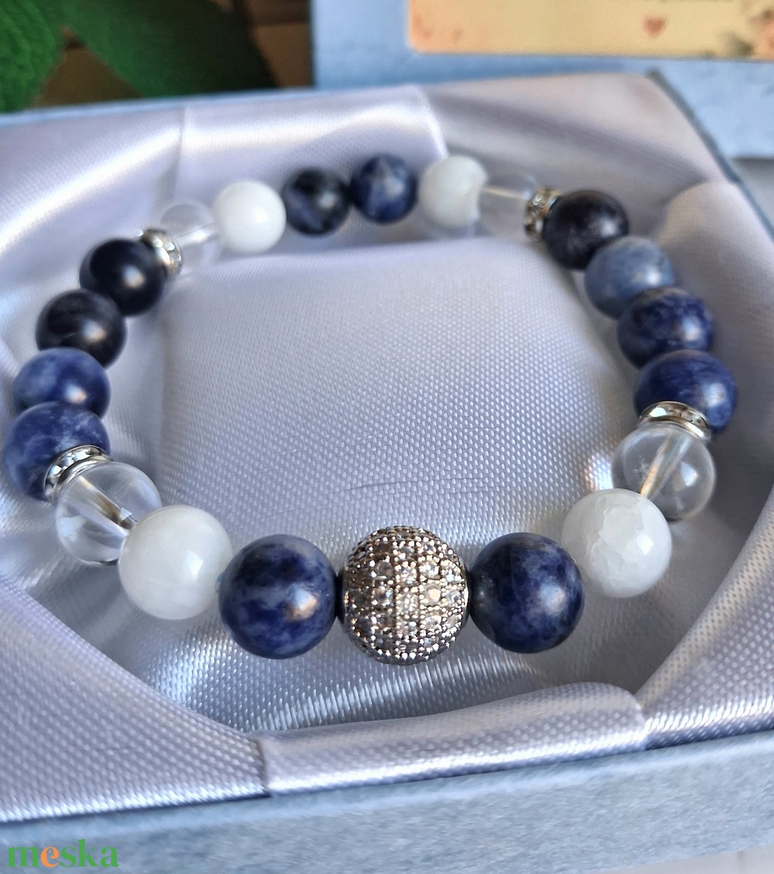 Anyák napi ajándék: ásvány karkötő díszdobozban, kísérőkártyával- szodalit, jáde, hegyikristály - ékszer - karkötő - ásványkarkötő - Meska.hu