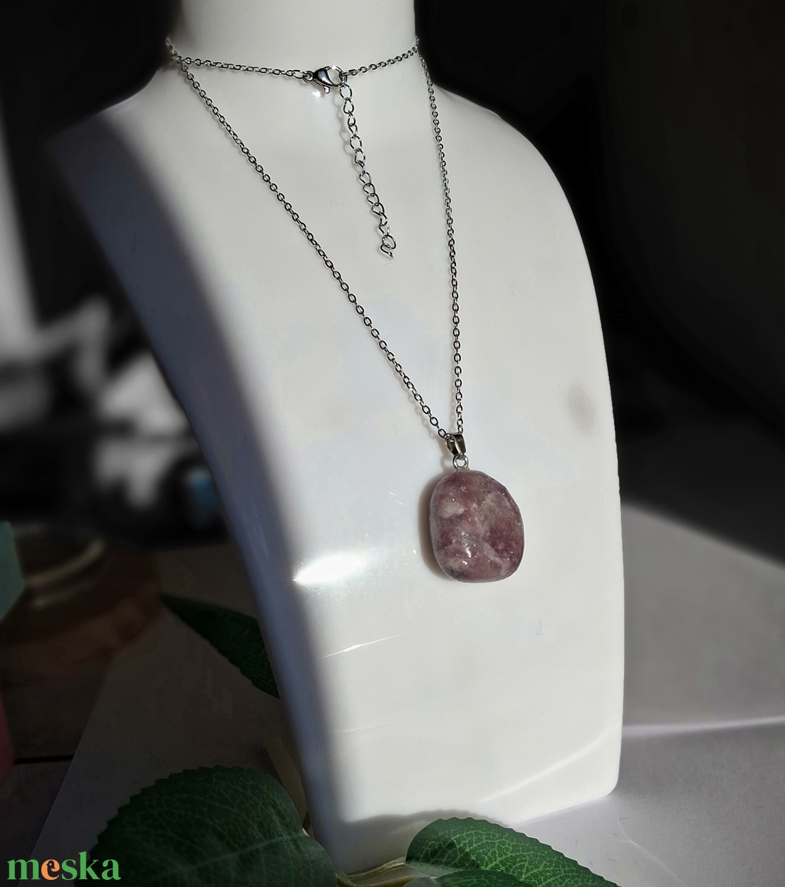 Lila lepidolit ásvány medál vékony nemesacél láncon � 50 cm - ékszer - nyaklánc - medálos nyaklánc - Meska.hu