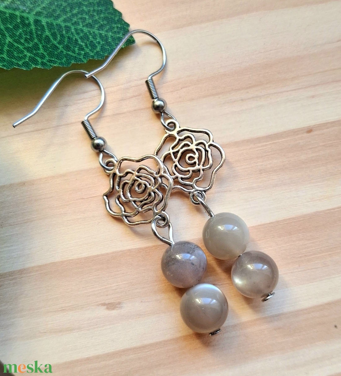 Holdkő ásvány fülbevaló virággal - ékszer - fülbevaló - lógó fülbevaló - Meska.hu