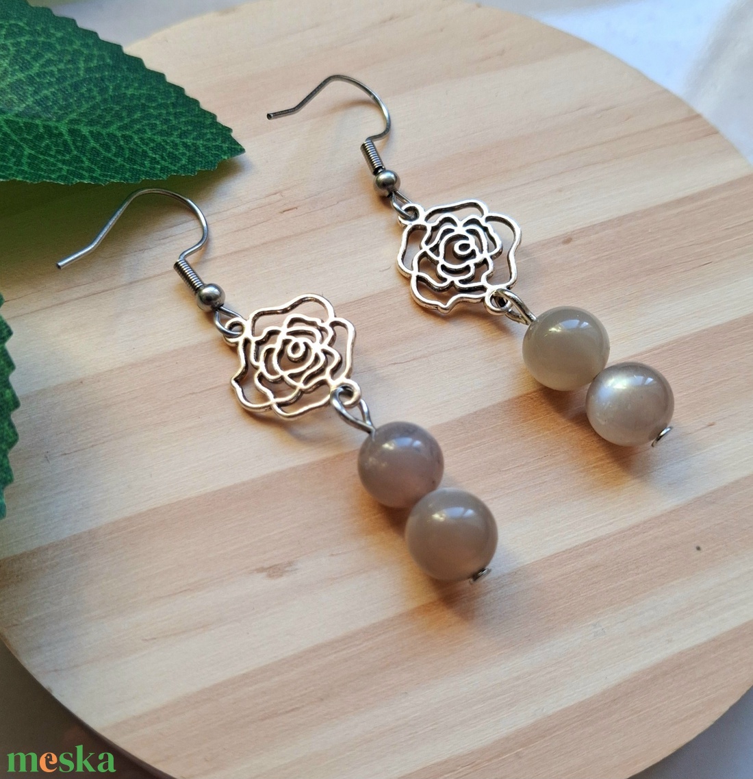 Holdkő ásvány fülbevaló virággal - ékszer - fülbevaló - lógó fülbevaló - Meska.hu