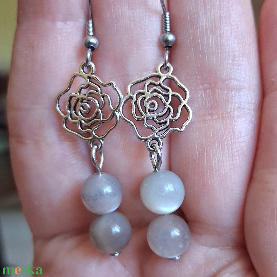 Holdkő ásvány fülbevaló virággal - ékszer - fülbevaló - lógó fülbevaló - Meska.hu