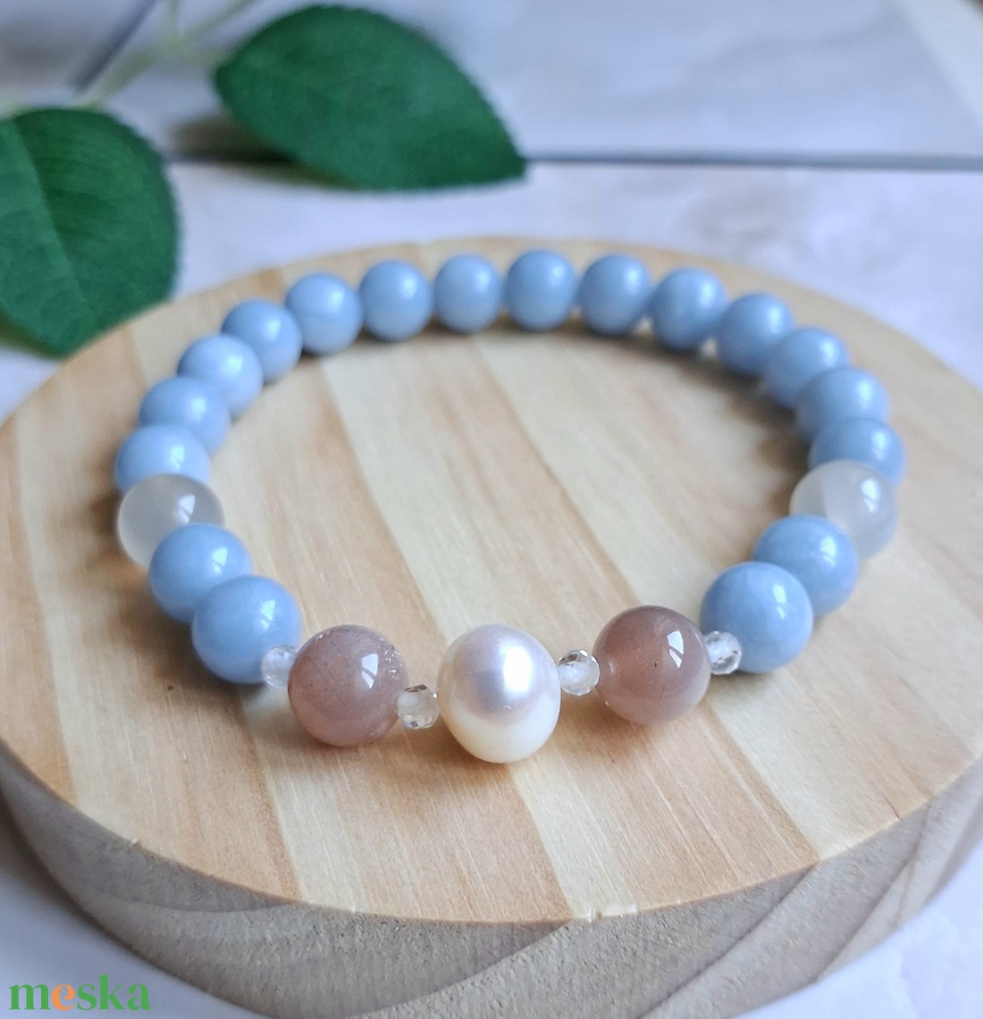 Angelit és holdkő ásvány karkötő tenyésztett gyönggyel - ékszer - karkötő - ásványkarkötő - Meska.hu
