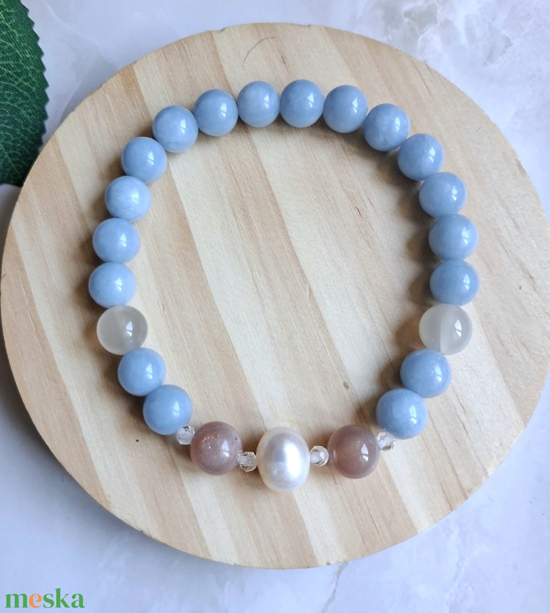 Angelit és holdkő ásvány karkötő tenyésztett gyönggyel - ékszer - karkötő - ásványkarkötő - Meska.hu