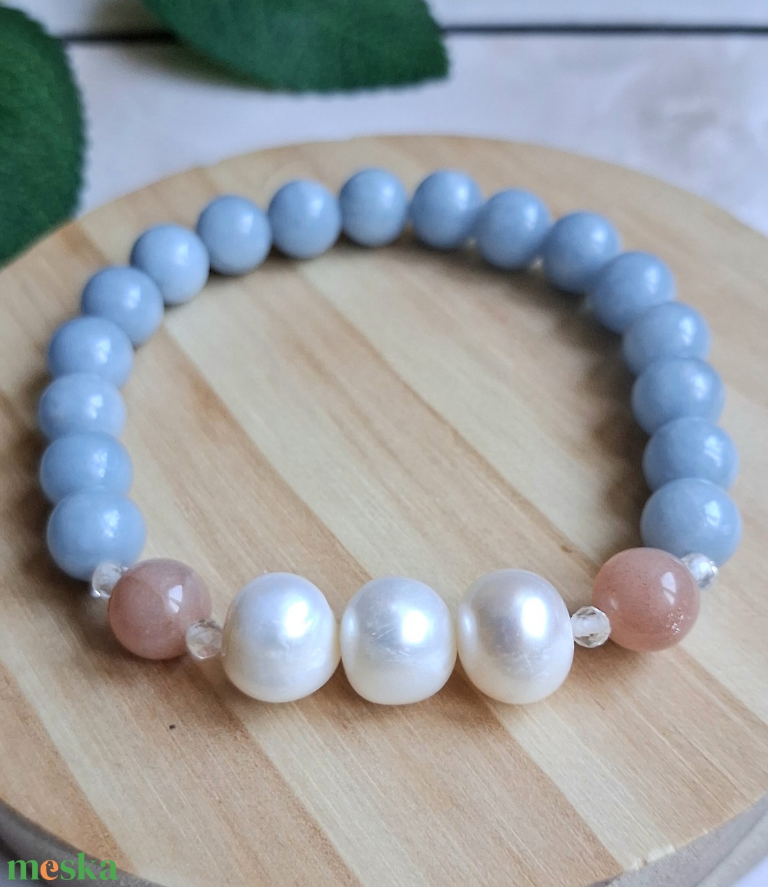 Angelit és holdkő ásvány karkötő tenyésztett gyönggyel - ékszer - karkötő - ásványkarkötő - Meska.hu