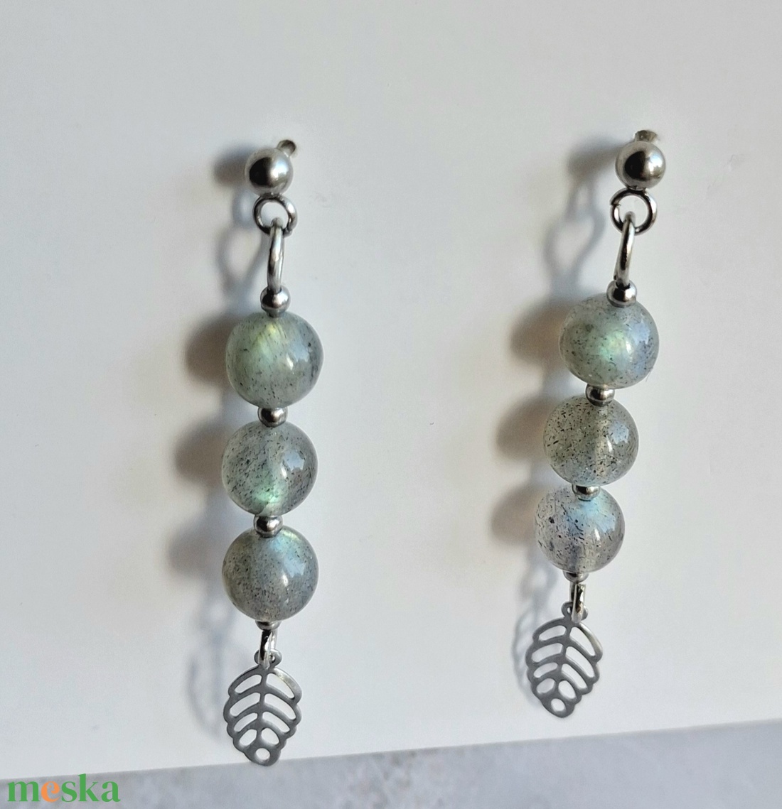 Villanó labradorit ásvány fülbevaló levél dísszel - 6 mm gyöngyökkel- bedugós - ékszer - fülbevaló - lógó fülbevaló - Meska.hu