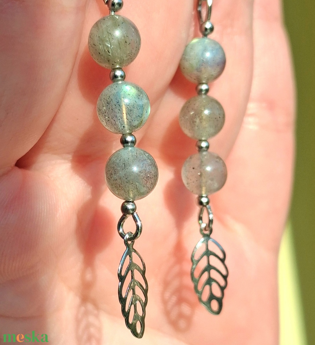 Villanó labradorit ásvány fülbevaló levél dísszel - 6 mm gyöngyökkel- bedugós - ékszer - fülbevaló - lógó fülbevaló - Meska.hu