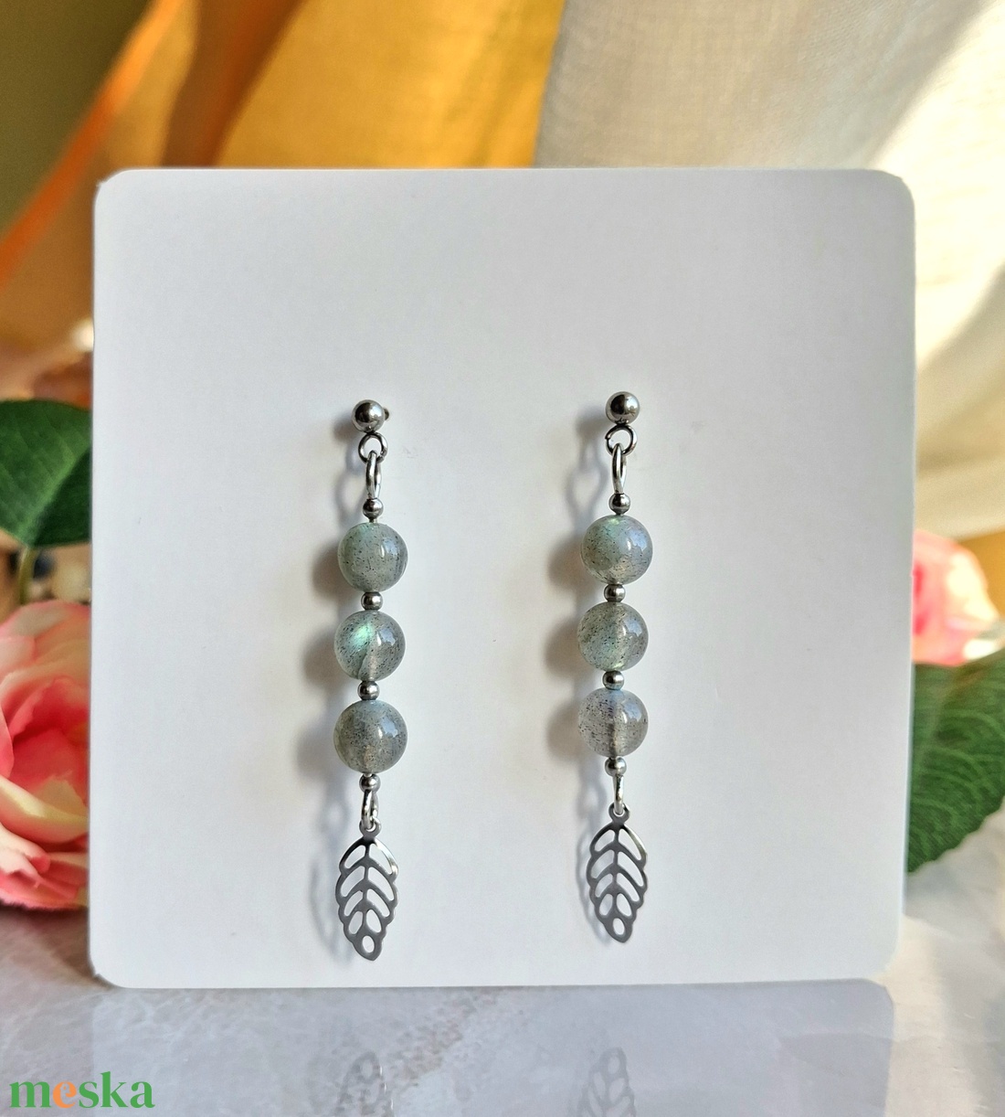 Villanó labradorit ásvány fülbevaló levél dísszel - 6 mm gyöngyökkel- bedugós - ékszer - fülbevaló - lógó fülbevaló - Meska.hu