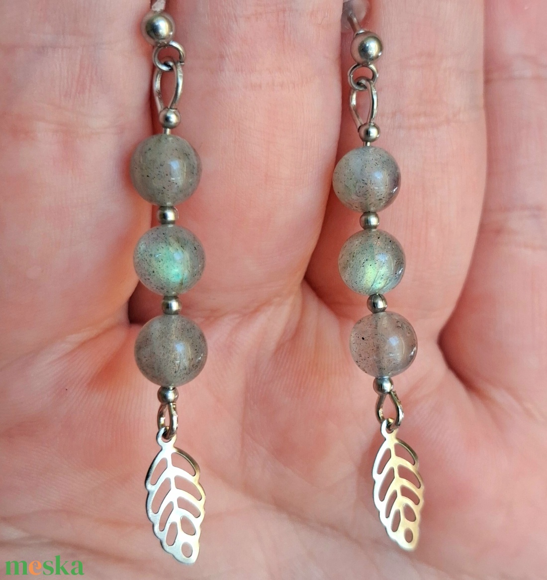 Villanó labradorit ásvány fülbevaló levél dísszel - 6 mm gyöngyökkel- bedugós - ékszer - fülbevaló - lógó fülbevaló - Meska.hu