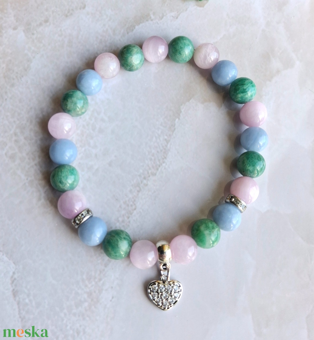 Kunzit, orosz amazonit és angelit ásvány karkötő cirkóniás szív medállal - ékszer - karkötő - ásványkarkötő - Meska.hu
