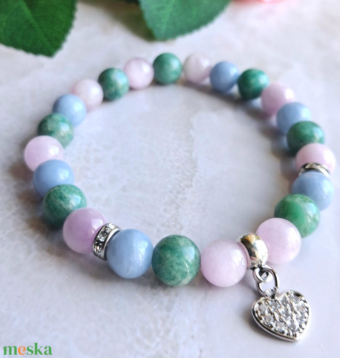 Kunzit, orosz amazonit és angelit ásvány karkötő cirkóniás szív medállal - ékszer - karkötő - ásványkarkötő - Meska.hu