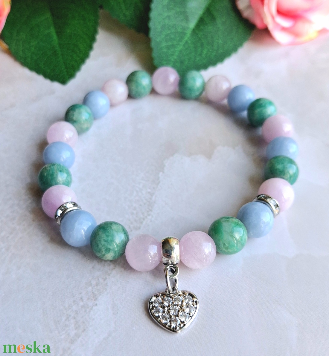 Kunzit, orosz amazonit és angelit ásvány karkötő cirkóniás szív medállal - ékszer - karkötő - ásványkarkötő - Meska.hu