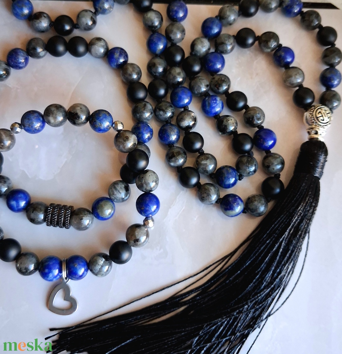 Lapis lazuli, larvikit és ónix ásvány karkötő, szív medállal - ékszer - karkötő - ásványkarkötő - Meska.hu
