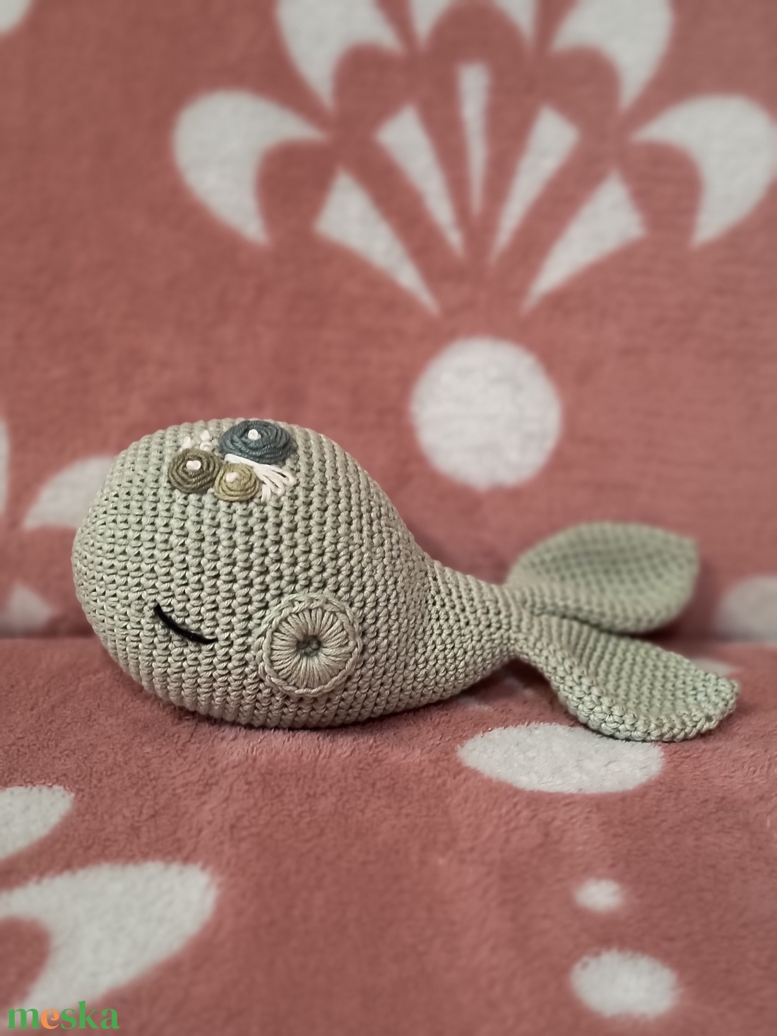 Amigurumi Bálna Rózsa hímzéssel - játék & sport - plüssállat & játékfigura - más figura - Meska.hu