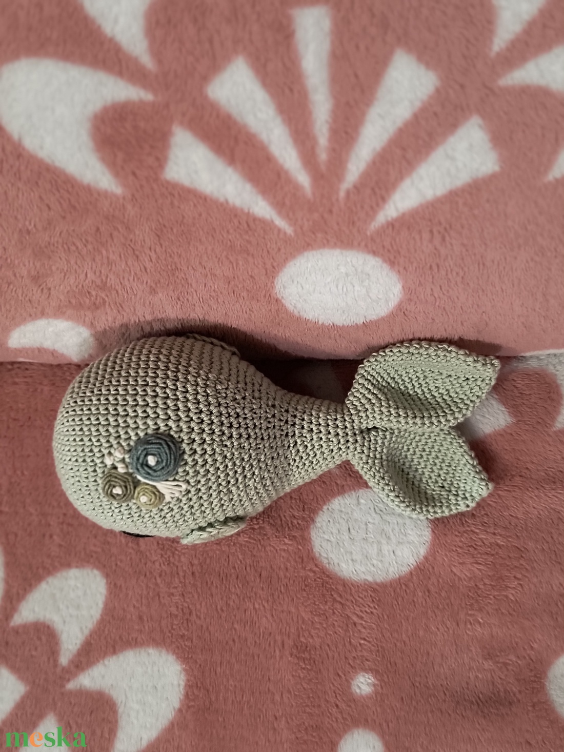 Amigurumi Bálna Rózsa hímzéssel - játék & sport - plüssállat & játékfigura - más figura - Meska.hu
