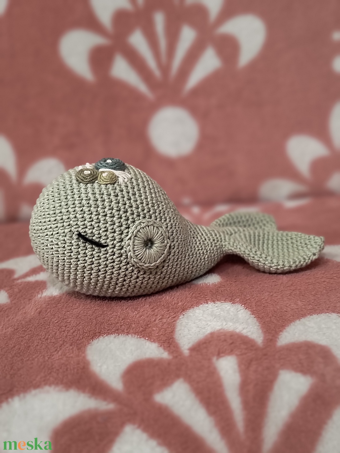 Amigurumi Bálna Rózsa hímzéssel - játék & sport - plüssállat & játékfigura - más figura - Meska.hu