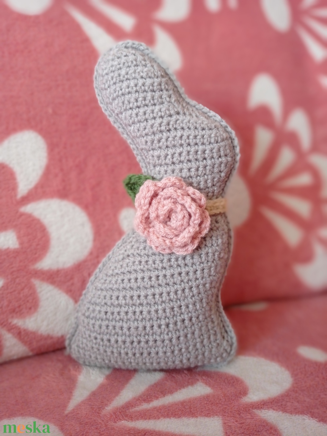 Amigurumi Húsvéti nyúl rózsával - kellékek & szerszámok - dekorációs kellékek - figurák - Meska.hu