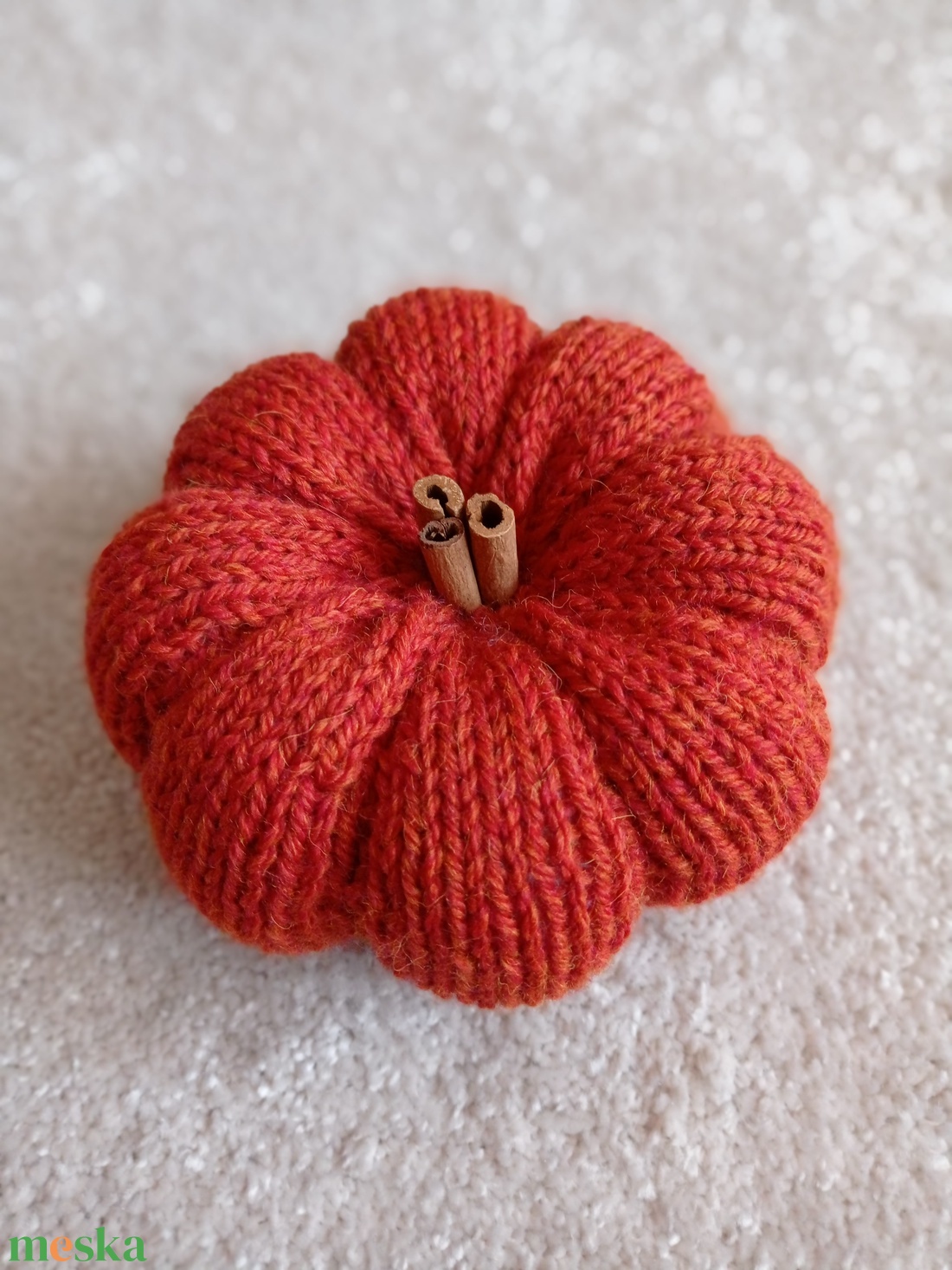 Kötött tök, fahéj rúddal - kellékek & szerszámok - dekorációs kellékek - őszi dekor - őszi dekortök - Meska.hu