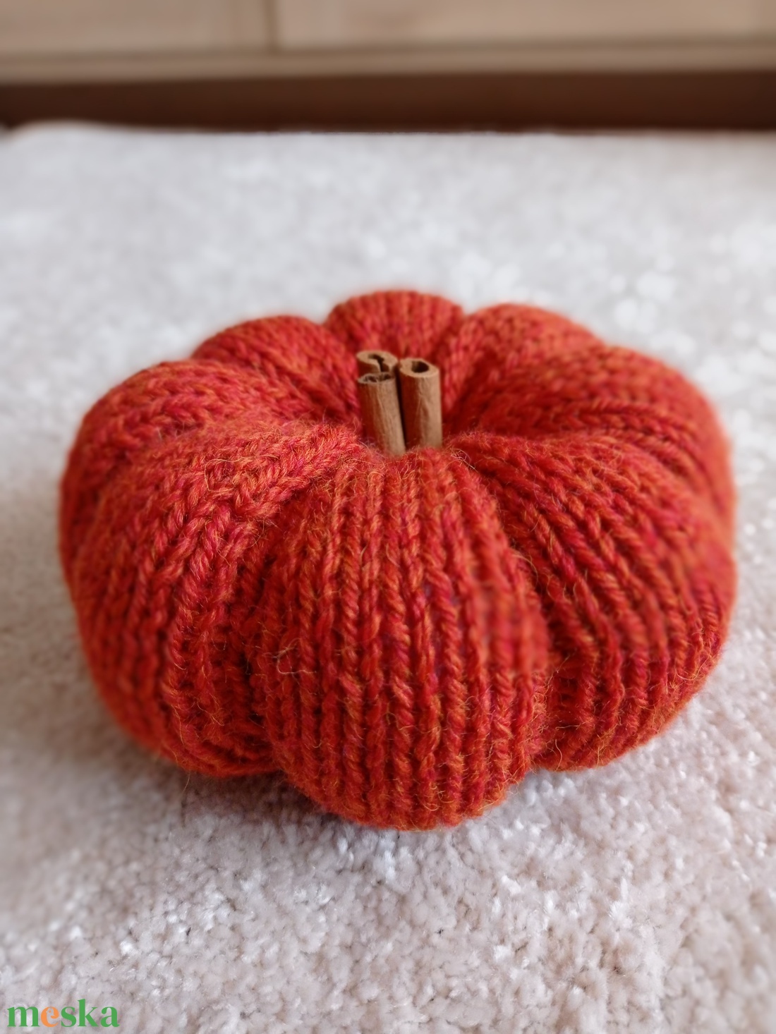 Kötött tök, fahéj rúddal - kellékek & szerszámok - dekorációs kellékek - őszi dekor - őszi dekortök - Meska.hu