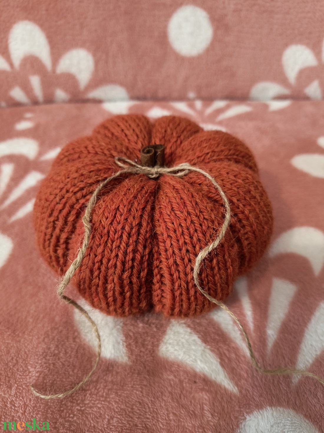 Kötött tök, fahéj rúddal - kellékek & szerszámok - dekorációs kellékek - őszi dekor - őszi dekortök - Meska.hu