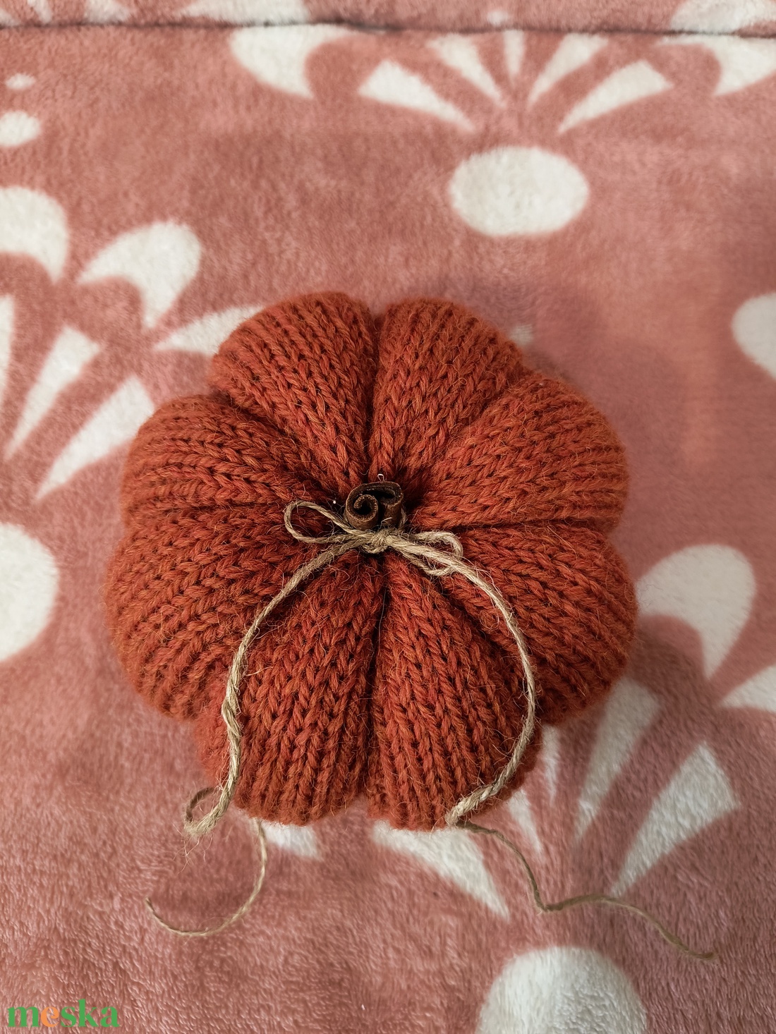 Kötött tök, fahéj rúddal - kellékek & szerszámok - dekorációs kellékek - őszi dekor - őszi dekortök - Meska.hu