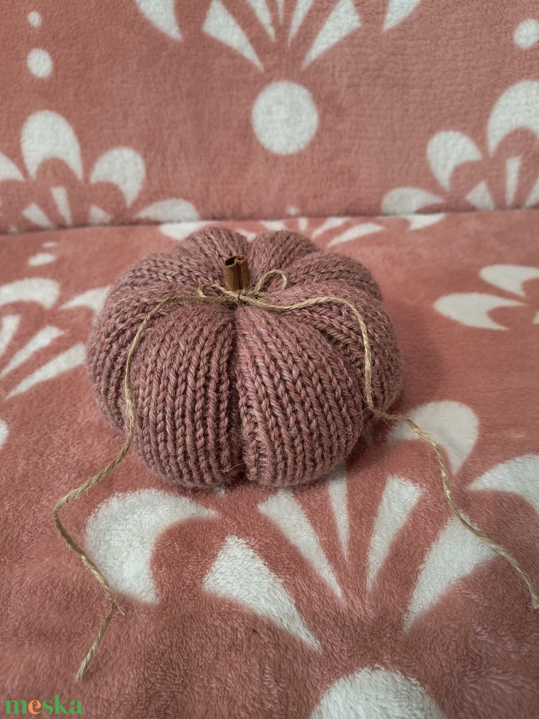 Kötött tök, fahéj rúddal - kellékek & szerszámok - dekorációs kellékek - őszi dekor - őszi dekortök - Meska.hu