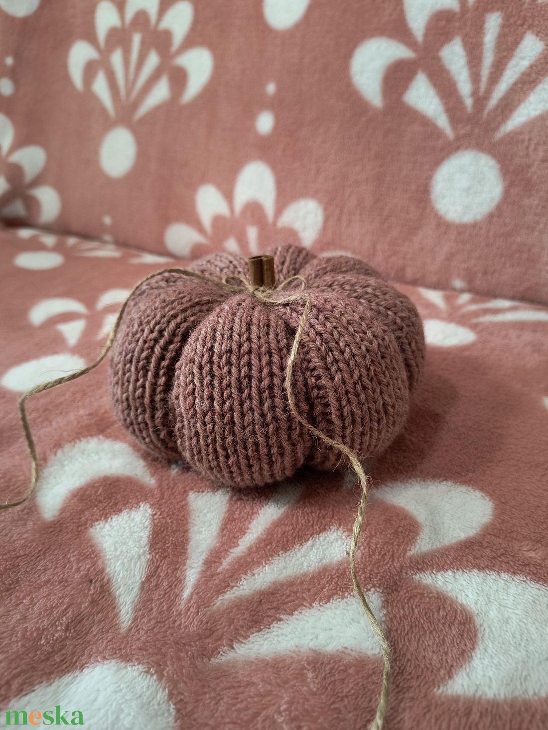 Kötött tök, fahéj rúddal - kellékek & szerszámok - dekorációs kellékek - őszi dekor - őszi dekortök - Meska.hu