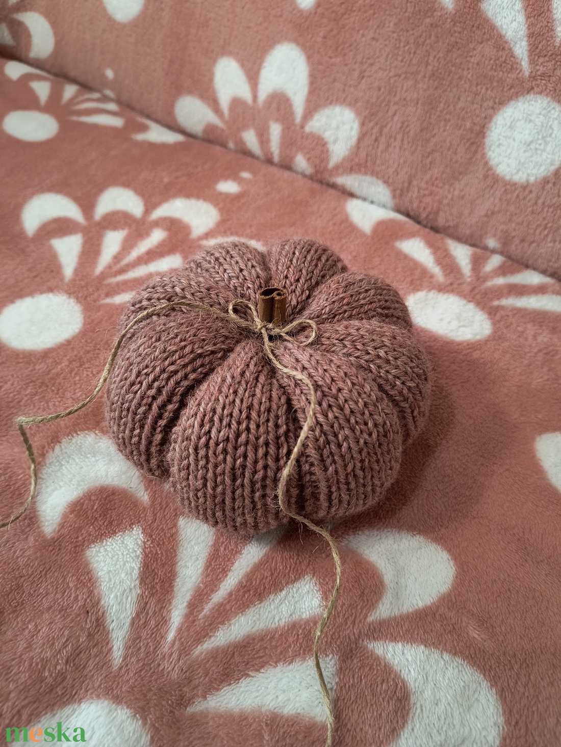 Kötött tök, fahéj rúddal - kellékek & szerszámok - dekorációs kellékek - őszi dekor - őszi dekortök - Meska.hu