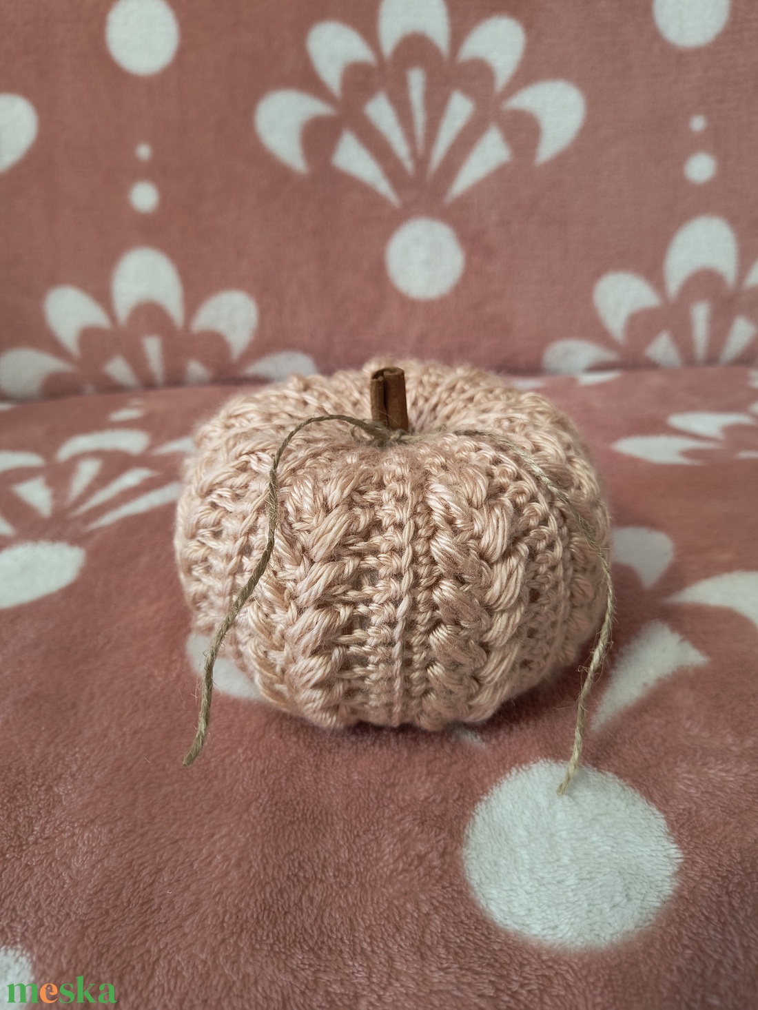 Horgolt tök, fahéj rúddal - kellékek & szerszámok - dekorációs kellékek - őszi dekor - őszi dekortök - Meska.hu