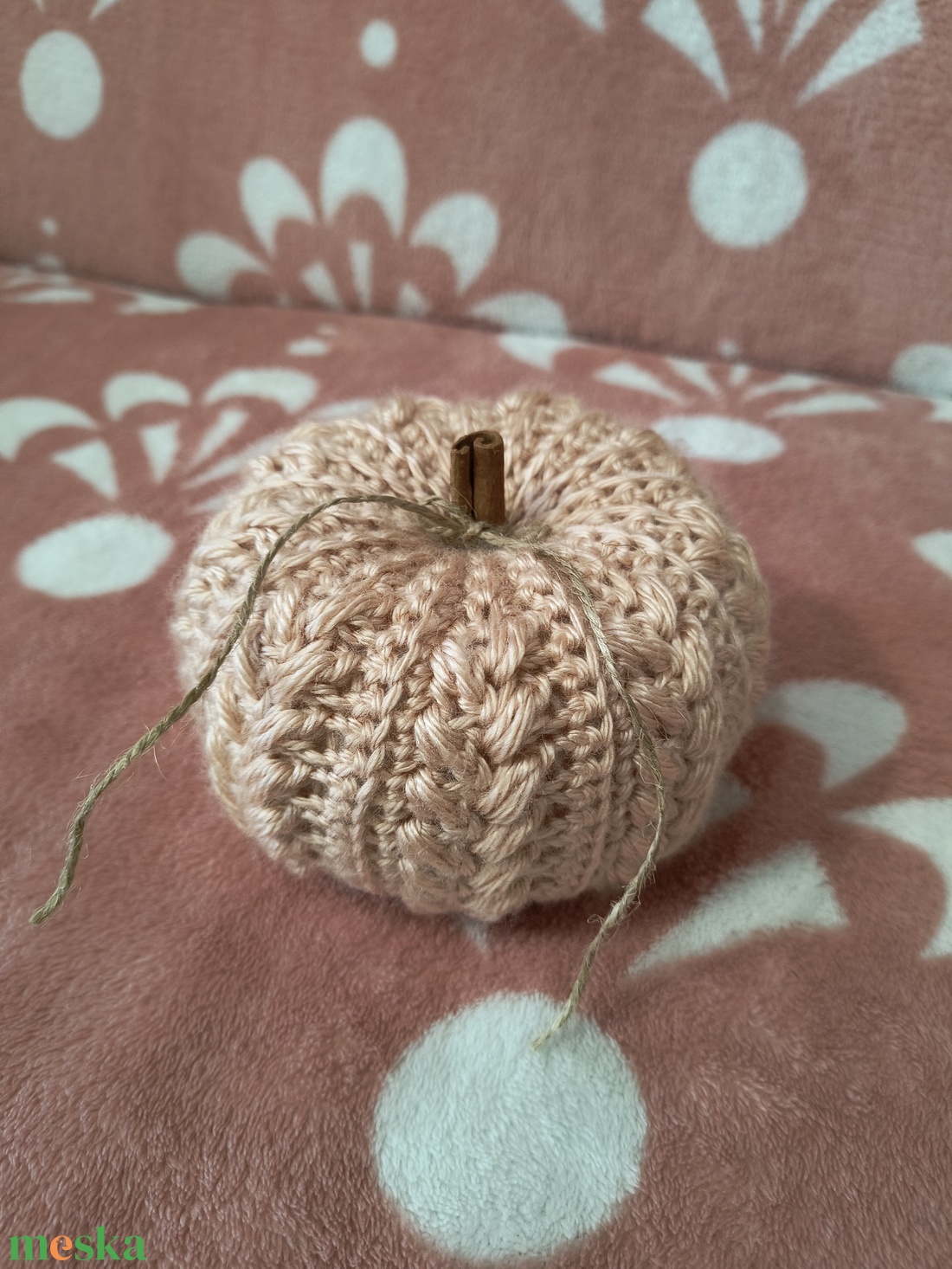 Horgolt tök, fahéj rúddal - kellékek & szerszámok - dekorációs kellékek - őszi dekor - őszi dekortök - Meska.hu