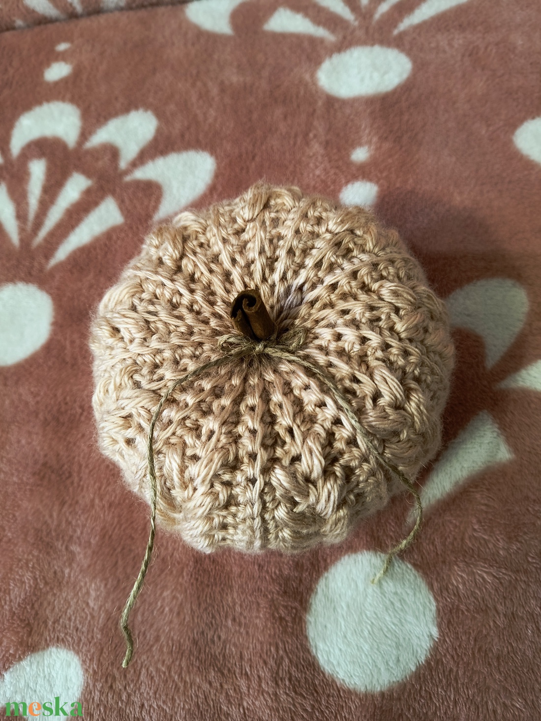 Horgolt tök, fahéj rúddal - kellékek & szerszámok - dekorációs kellékek - őszi dekor - őszi dekortök - Meska.hu