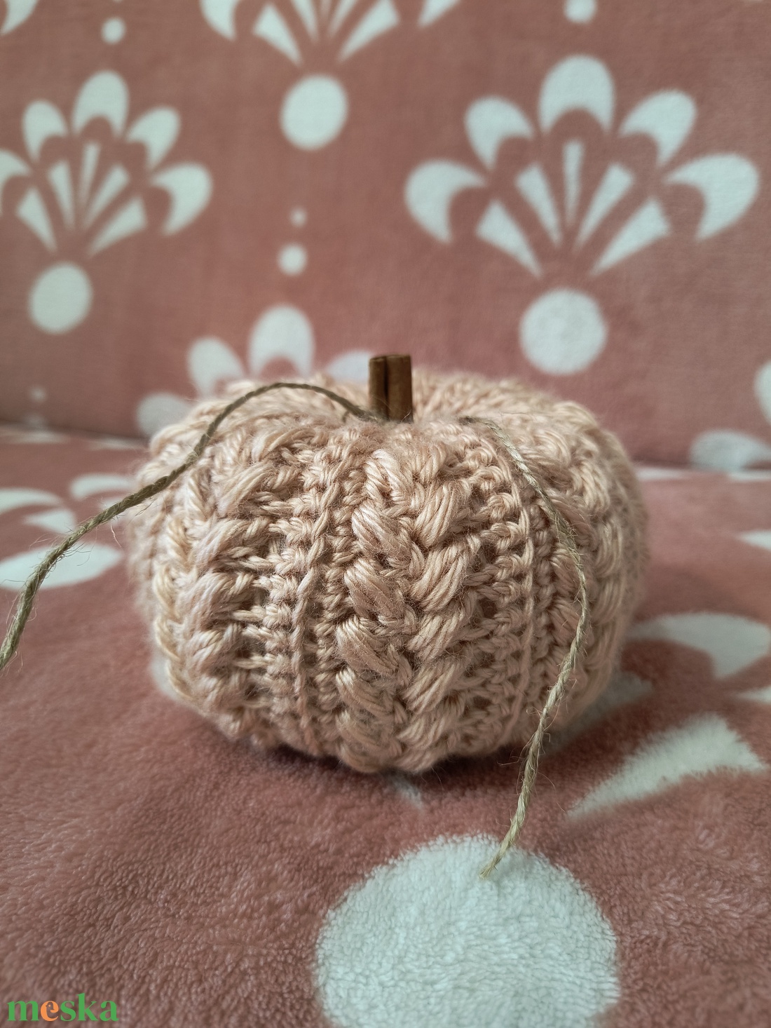 Horgolt tök, fahéj rúddal - kellékek & szerszámok - dekorációs kellékek - őszi dekor - őszi dekortök - Meska.hu