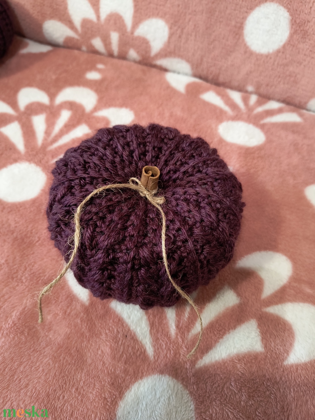 Horgolt tök, fahéj rúddal - kellékek & szerszámok - dekorációs kellékek - őszi dekor - őszi dekortök - Meska.hu