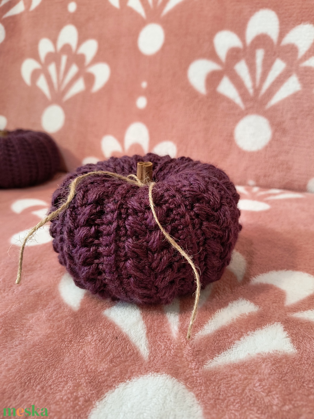 Horgolt tök, fahéj rúddal - kellékek & szerszámok - dekorációs kellékek - őszi dekor - őszi dekortök - Meska.hu