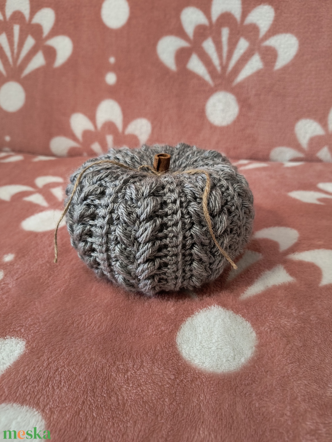 Horgolt tök, fahéj rúddal - kellékek & szerszámok - dekorációs kellékek - őszi dekor - őszi dekortök - Meska.hu