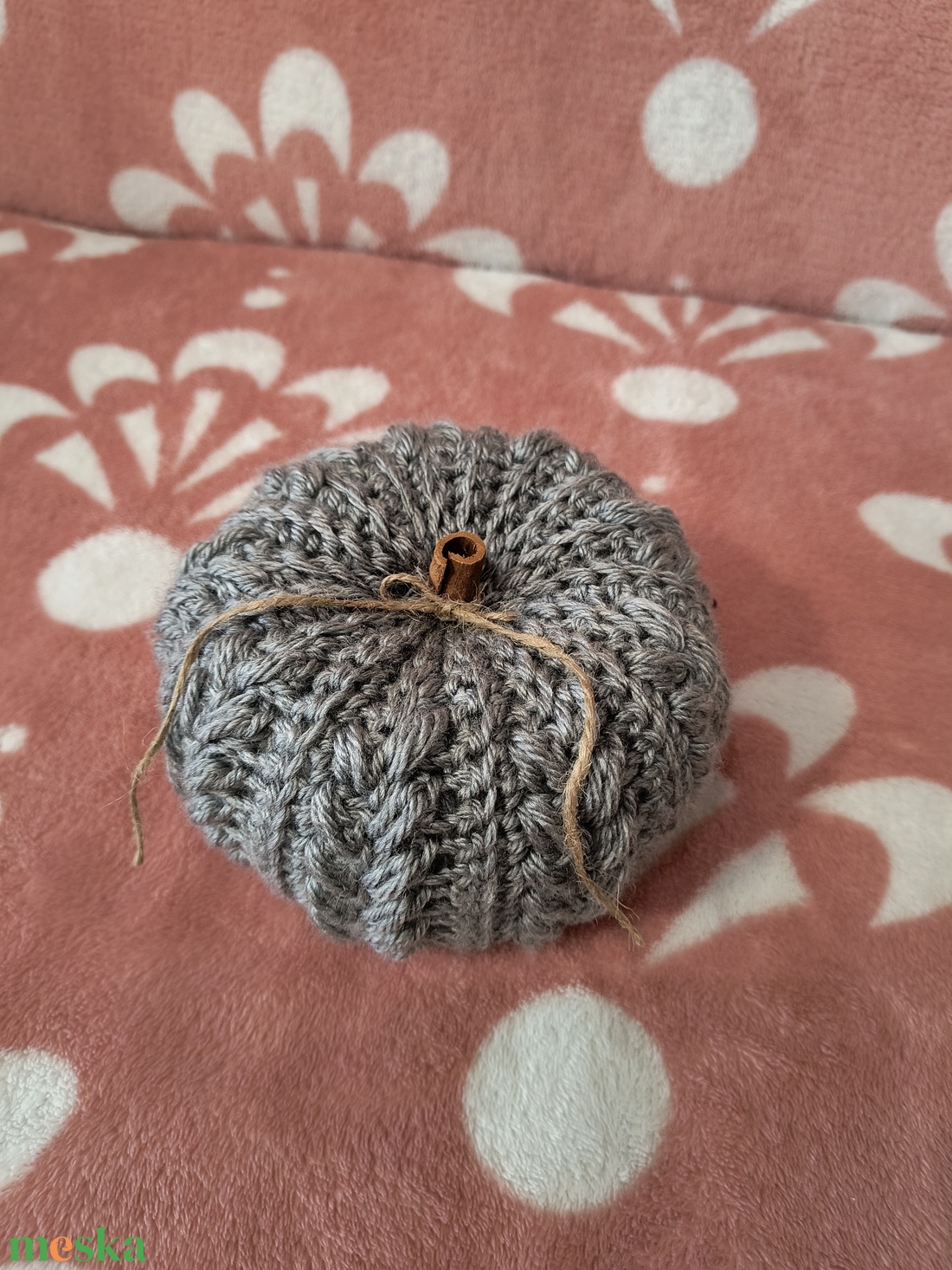 Horgolt tök, fahéj rúddal - kellékek & szerszámok - dekorációs kellékek - őszi dekor - őszi dekortök - Meska.hu