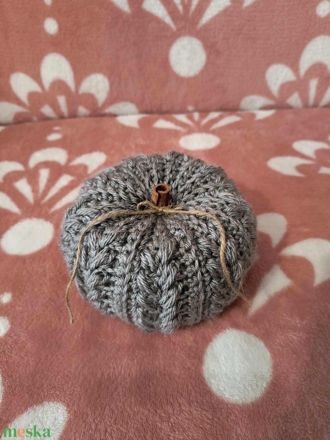 Horgolt tök, fahéj rúddal - kellékek & szerszámok - dekorációs kellékek - őszi dekor - őszi dekortök - Meska.hu