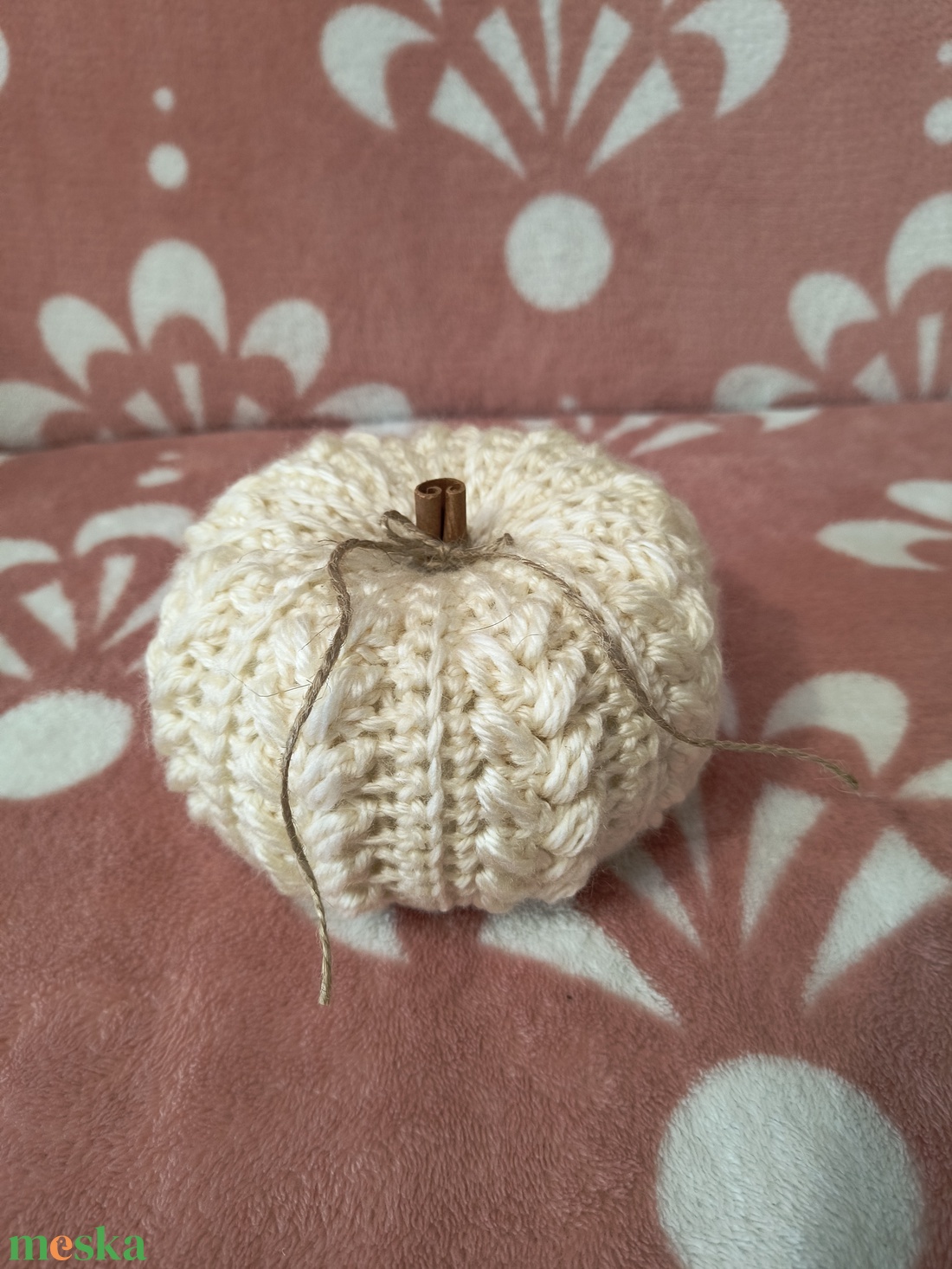 Horgolt tök, fahéj rúddal - kellékek & szerszámok - dekorációs kellékek - őszi dekor - őszi dekortök - Meska.hu