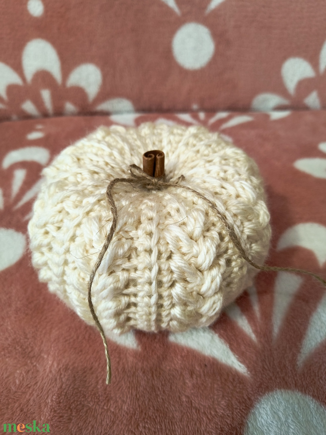 Horgolt tök, fahéj rúddal - kellékek & szerszámok - dekorációs kellékek - őszi dekor - őszi dekortök - Meska.hu