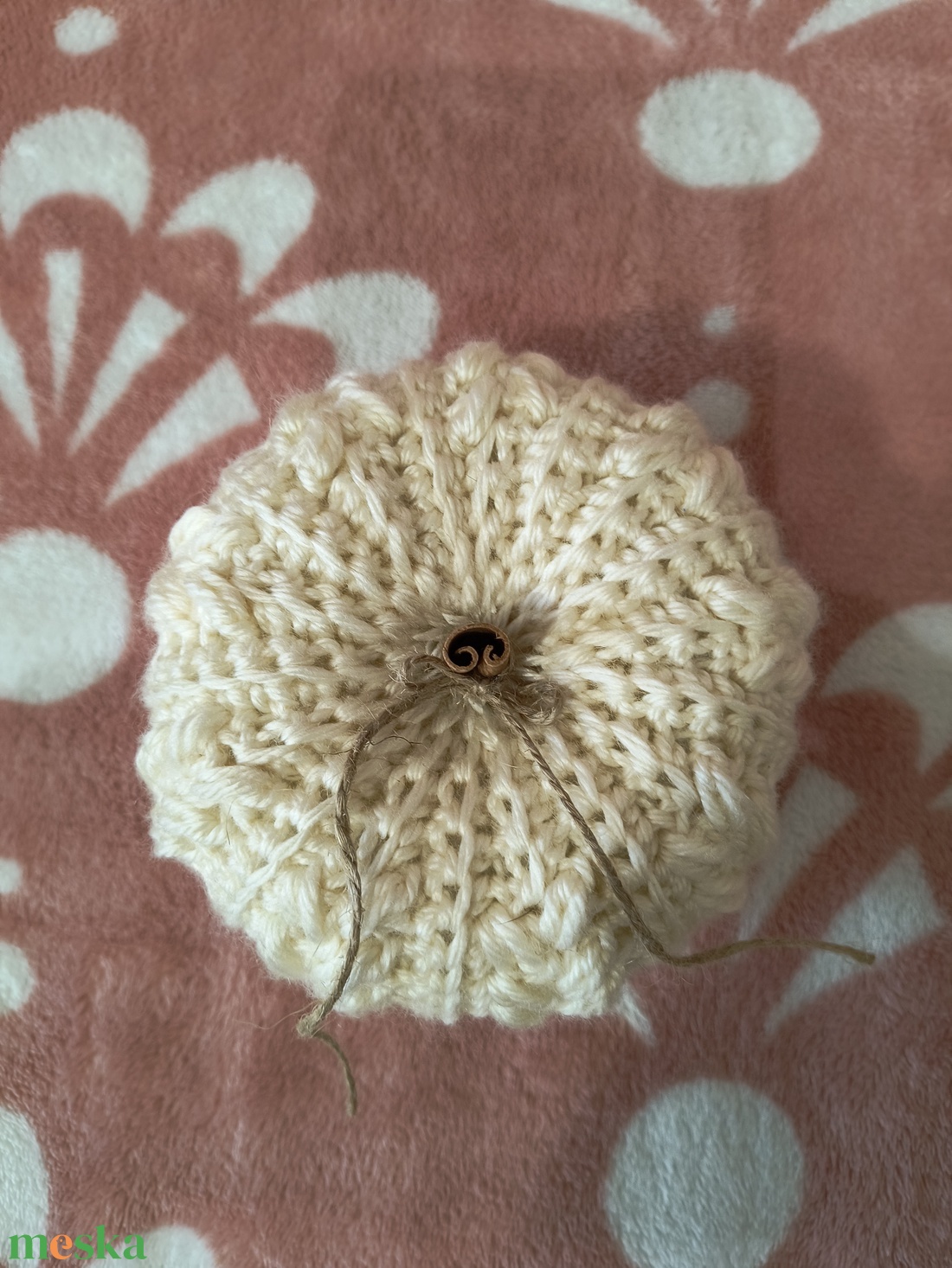 Horgolt tök, fahéj rúddal - kellékek & szerszámok - dekorációs kellékek - őszi dekor - őszi dekortök - Meska.hu