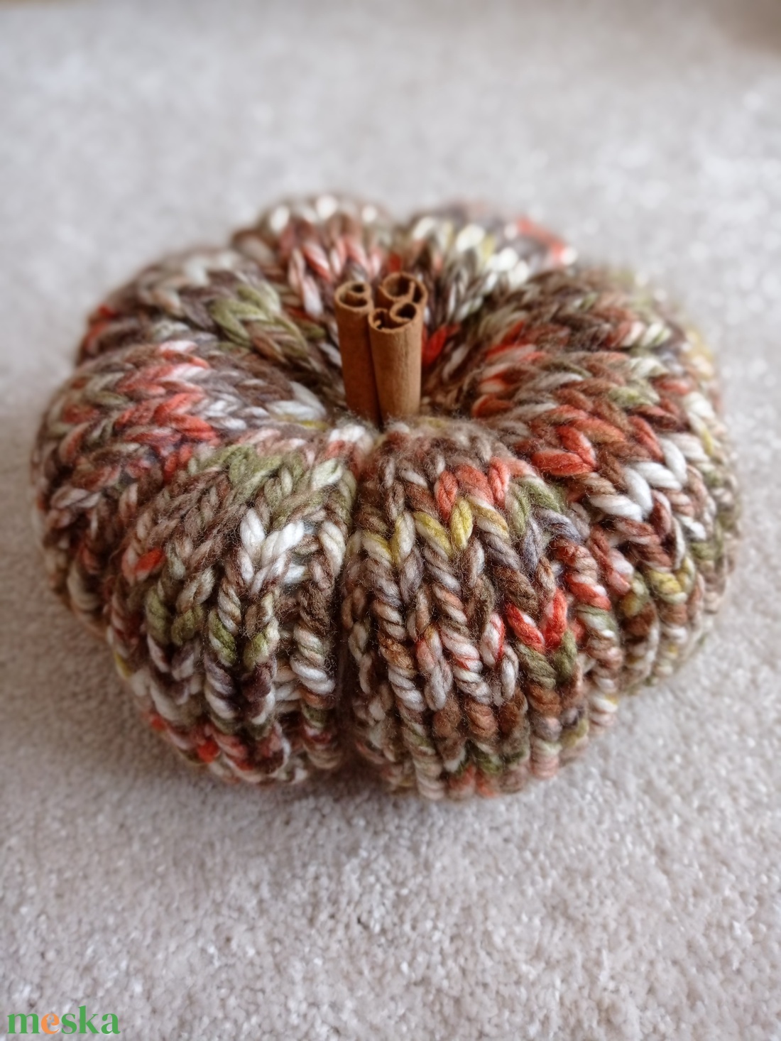 Horgolt tök, fahéj rúddal - kellékek & szerszámok - dekorációs kellékek - őszi dekor - őszi dekortök - Meska.hu
