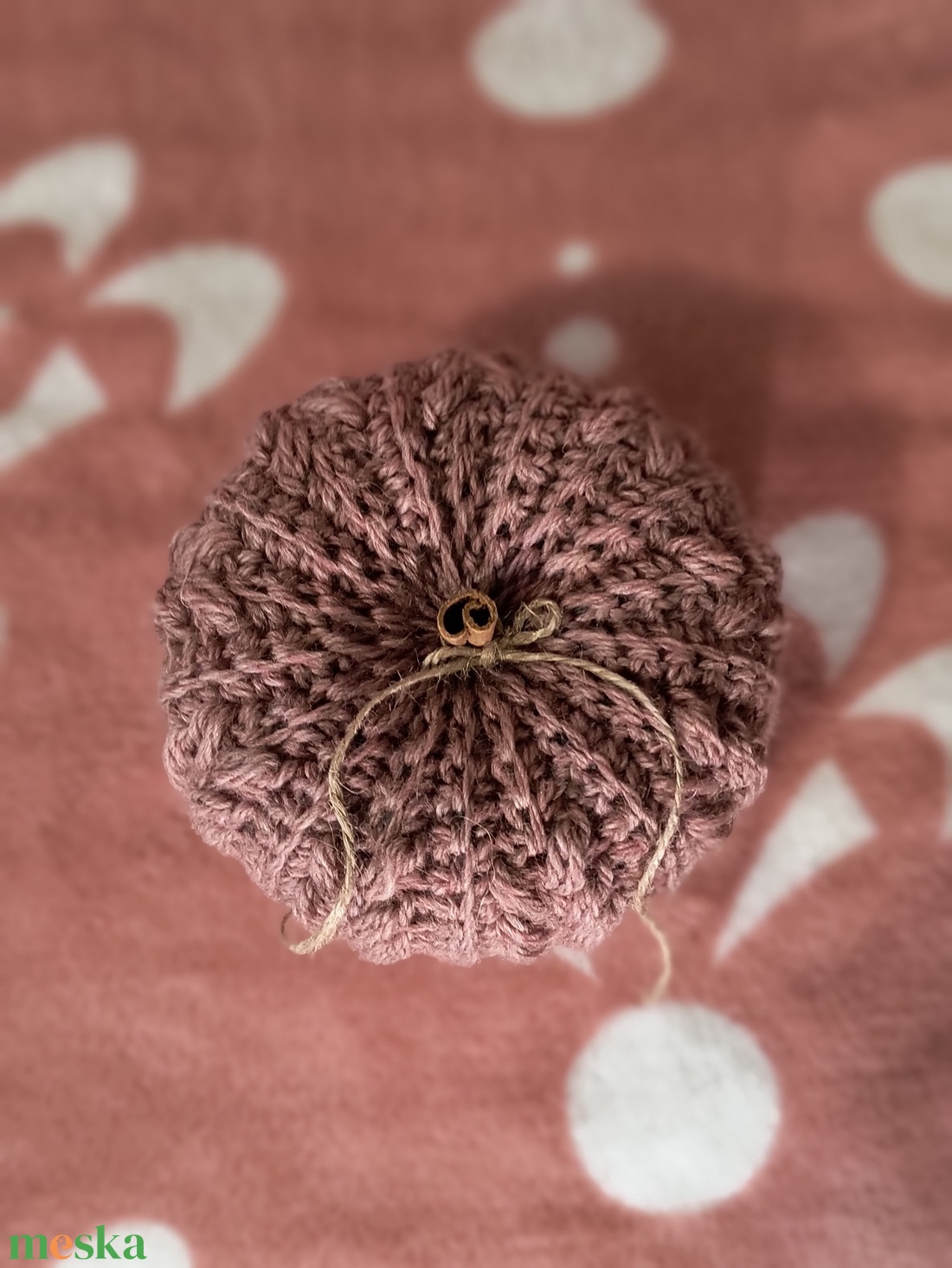 Horgolt tök, fahéj rúddal - kellékek & szerszámok - dekorációs kellékek - őszi dekor - őszi dekortök - Meska.hu