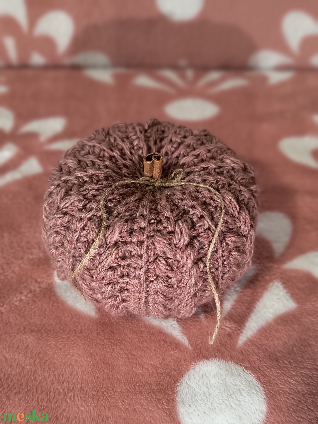 Horgolt tök, fahéj rúddal - kellékek & szerszámok - dekorációs kellékek - őszi dekor - őszi dekortök - Meska.hu