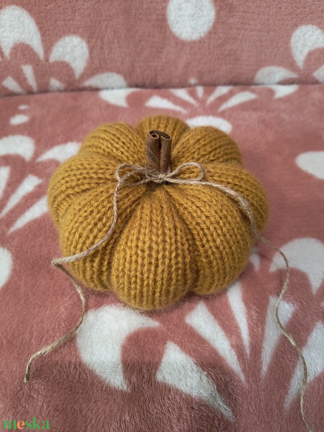 Kötött tök, fahéj rúddal - kellékek & szerszámok - dekorációs kellékek - őszi dekor - őszi dekortök - Meska.hu